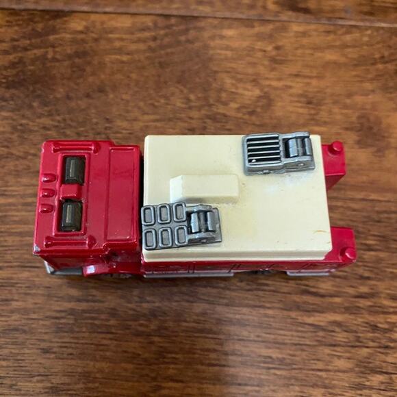 Vintage 1991 Matchbox Red Paramedic Rescue Mack Auxillary Power Truck Toy Car - Picture 6 of 8